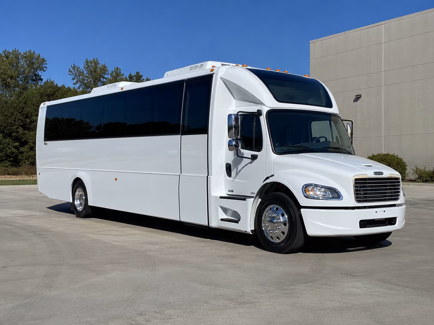 aventura 28 passenger party bus